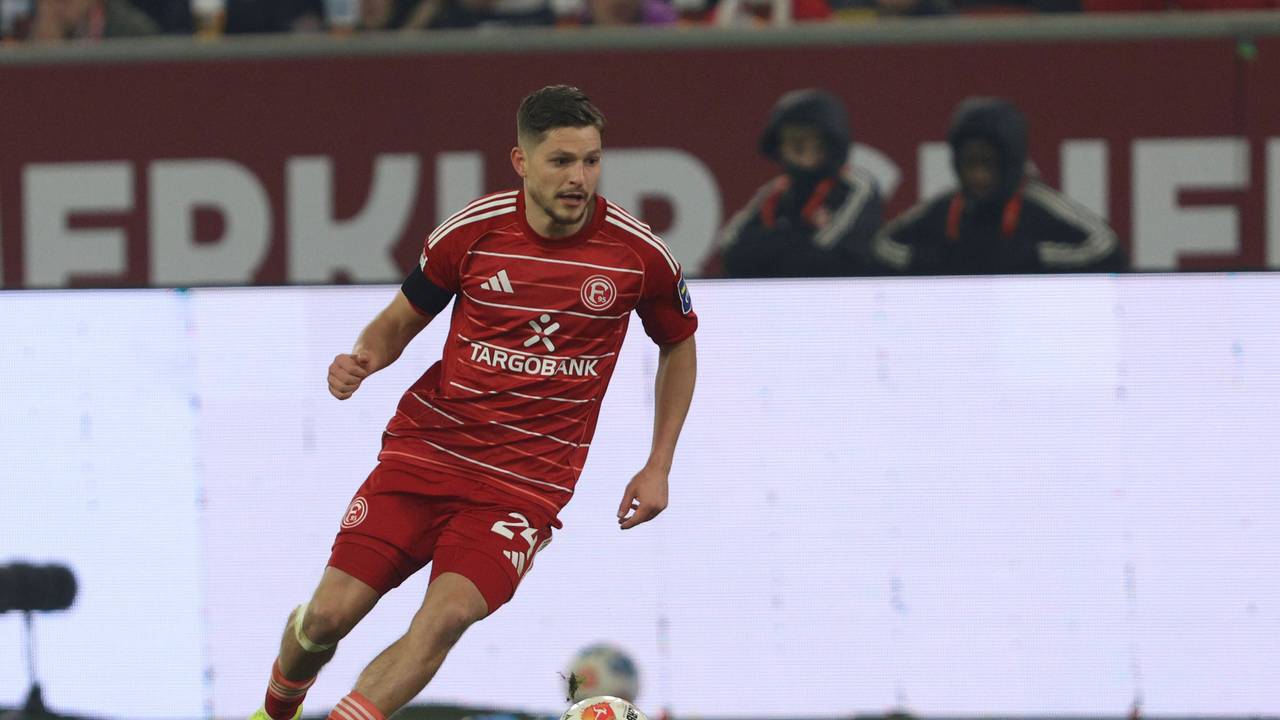 Florent Muslija dribbelt mit dem Ball.