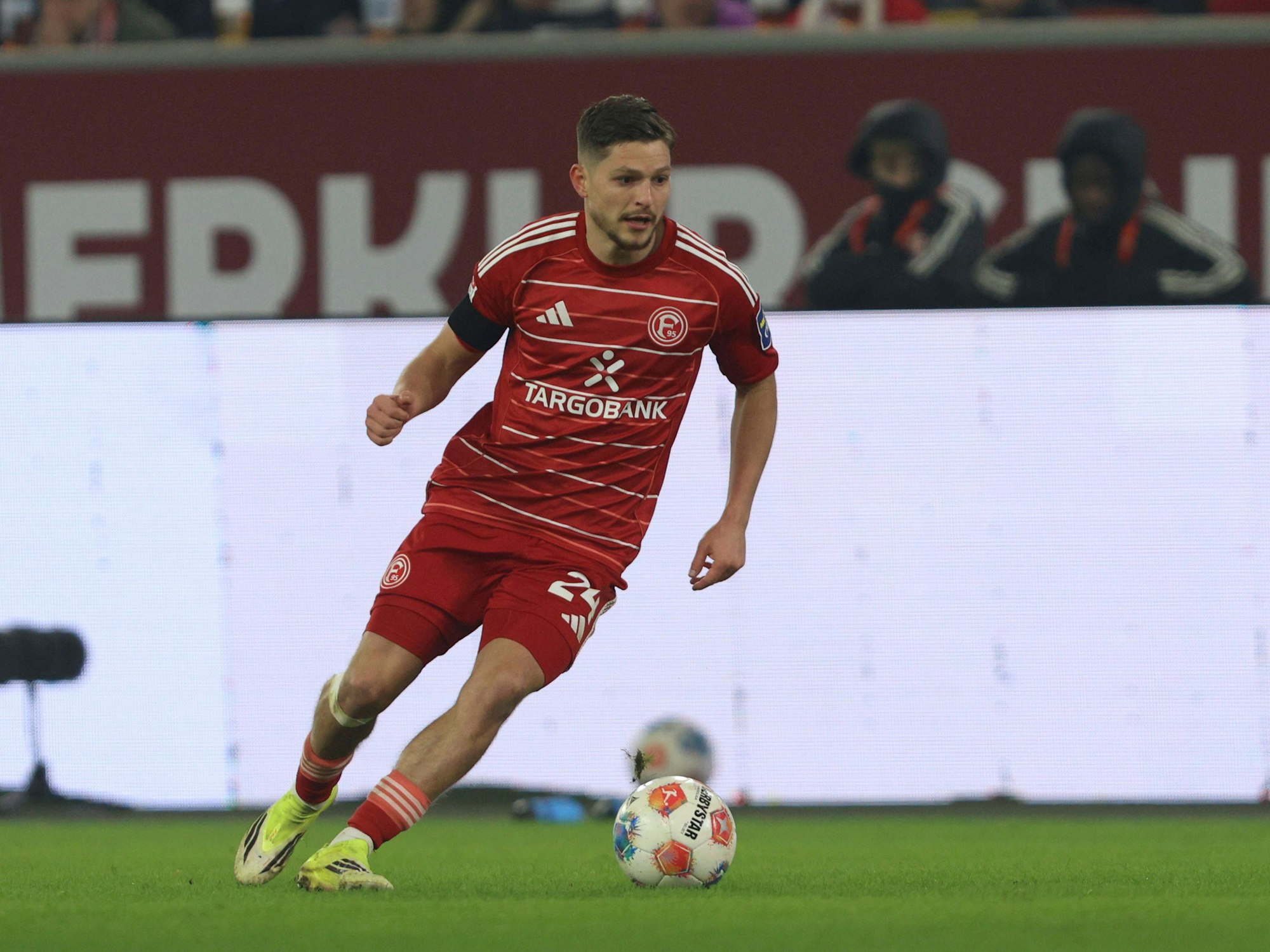 Florent Muslija dribbelt mit dem Ball.
