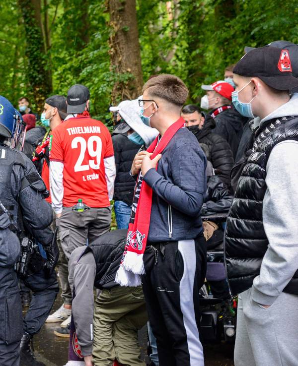 Symbolbild aus dem Jahr 2021: Am 14. Februar 2026 setzte die Polizei einige hundert FC-Fans in Siegburg fest.