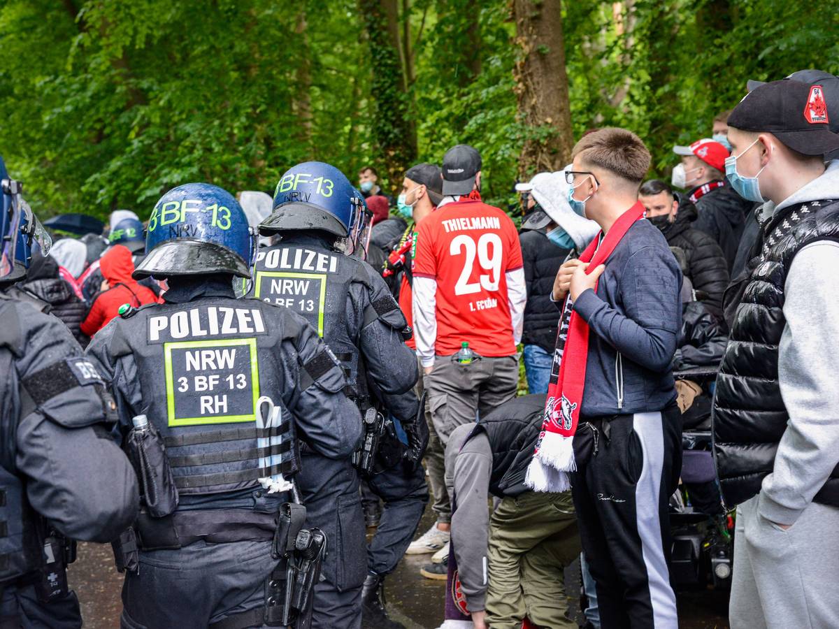 Symbolbild aus dem Jahr 2021: Am 14. Februar 2026 setzte die Polizei einige hundert FC-Fans in Siegburg fest.