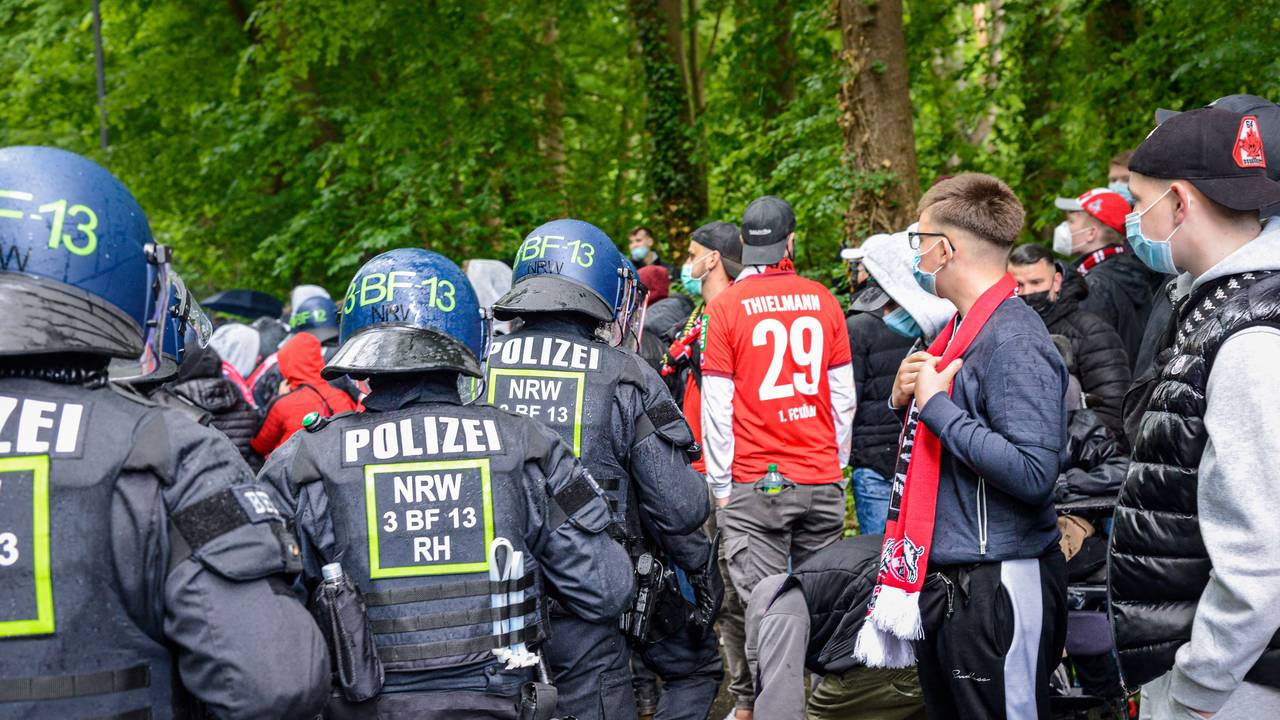 Symbolbild aus dem Jahr 2021: Am 14. Februar 2026 setzte die Polizei einige hundert FC-Fans in Siegburg fest.