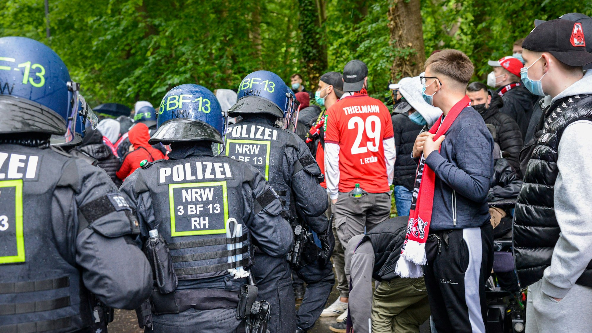 Symbolbild aus dem Jahr 2021: Am 14. Februar 2026 setzte die Polizei einige hundert FC-Fans in Siegburg fest.