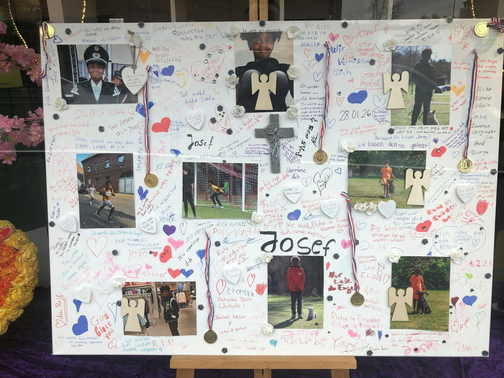 Eine Collage aus Fotos und Beileidsbekundungen