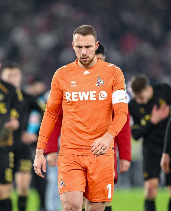 Marvin Schwäbe geht mit gesenktem Kopf über den Platz.