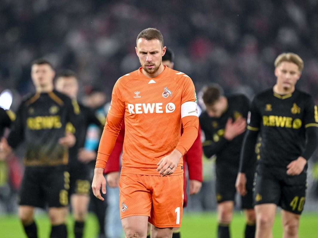 Marvin Schwäbe geht mit gesenktem Kopf über den Platz.