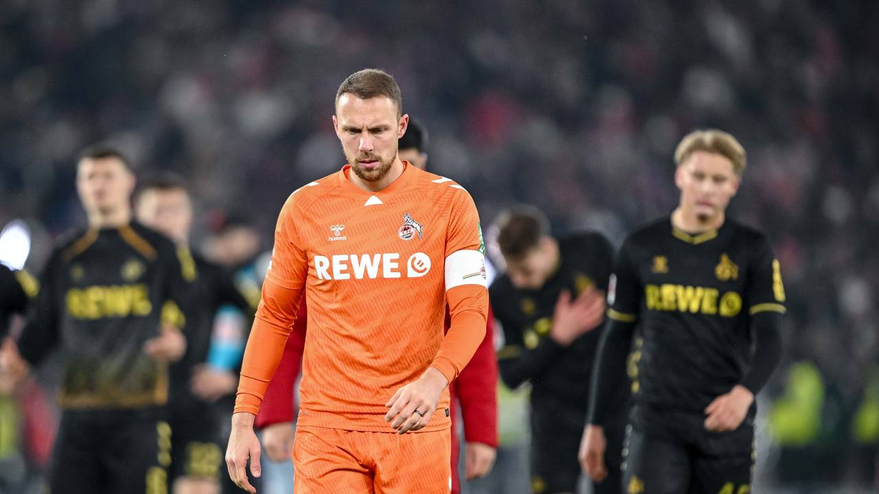 Marvin Schwäbe geht mit gesenktem Kopf über den Platz.