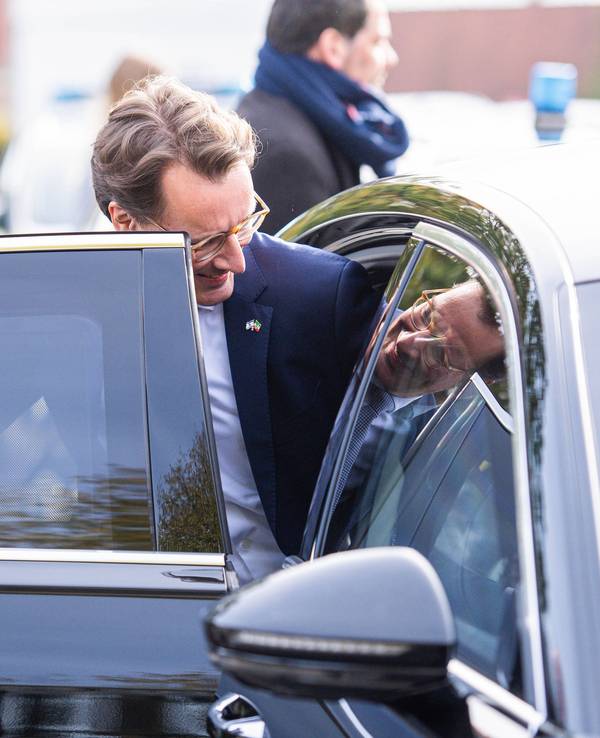 Hendrik Wüst steigt in seinen Dienstwagen (Archivbild).