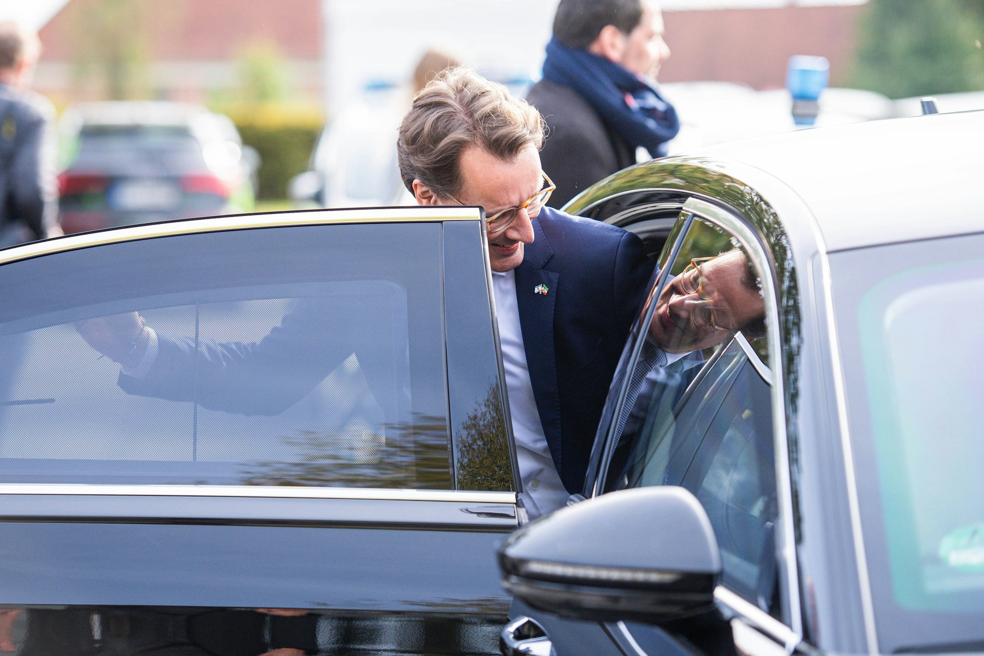 Hendrik Wüst steigt in seinen Dienstwagen (Archivbild).