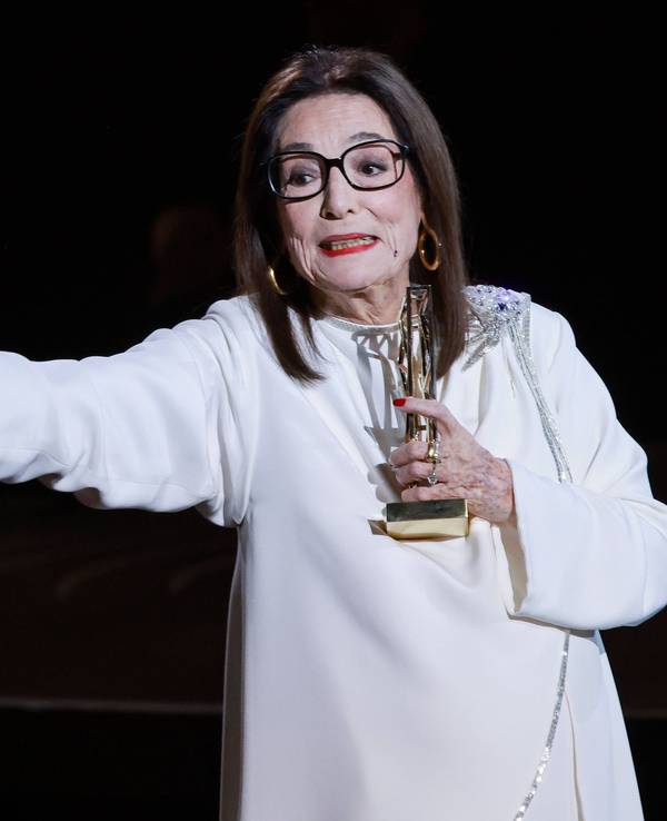Nana Mouskouri freut sich über ihren Ehrenpreis.