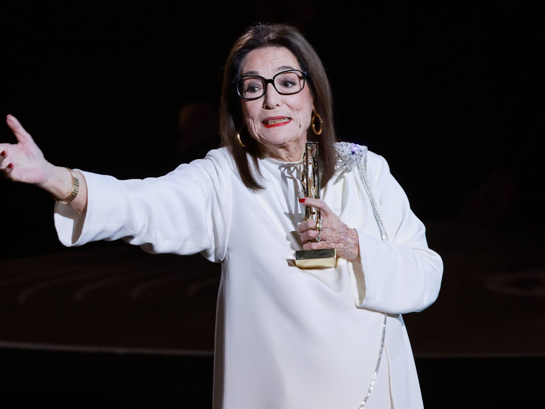 Nana Mouskouri freut sich über ihren Ehrenpreis.