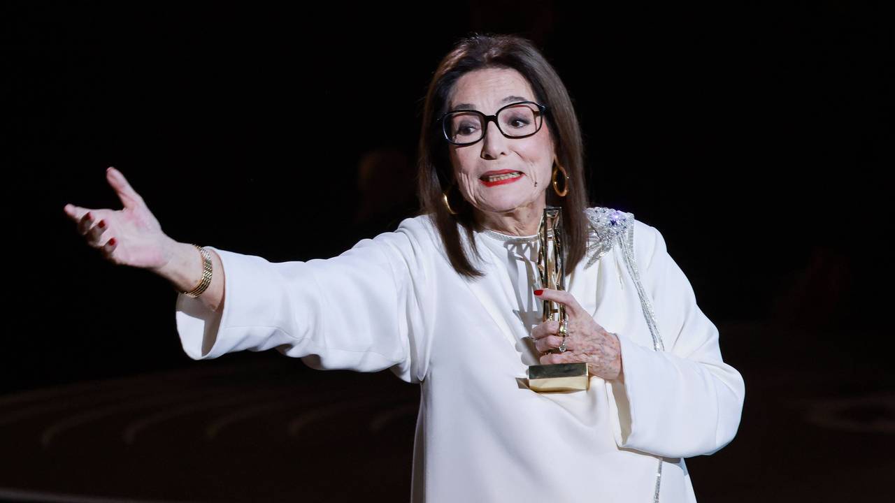 Nana Mouskouri freut sich über ihren Ehrenpreis.