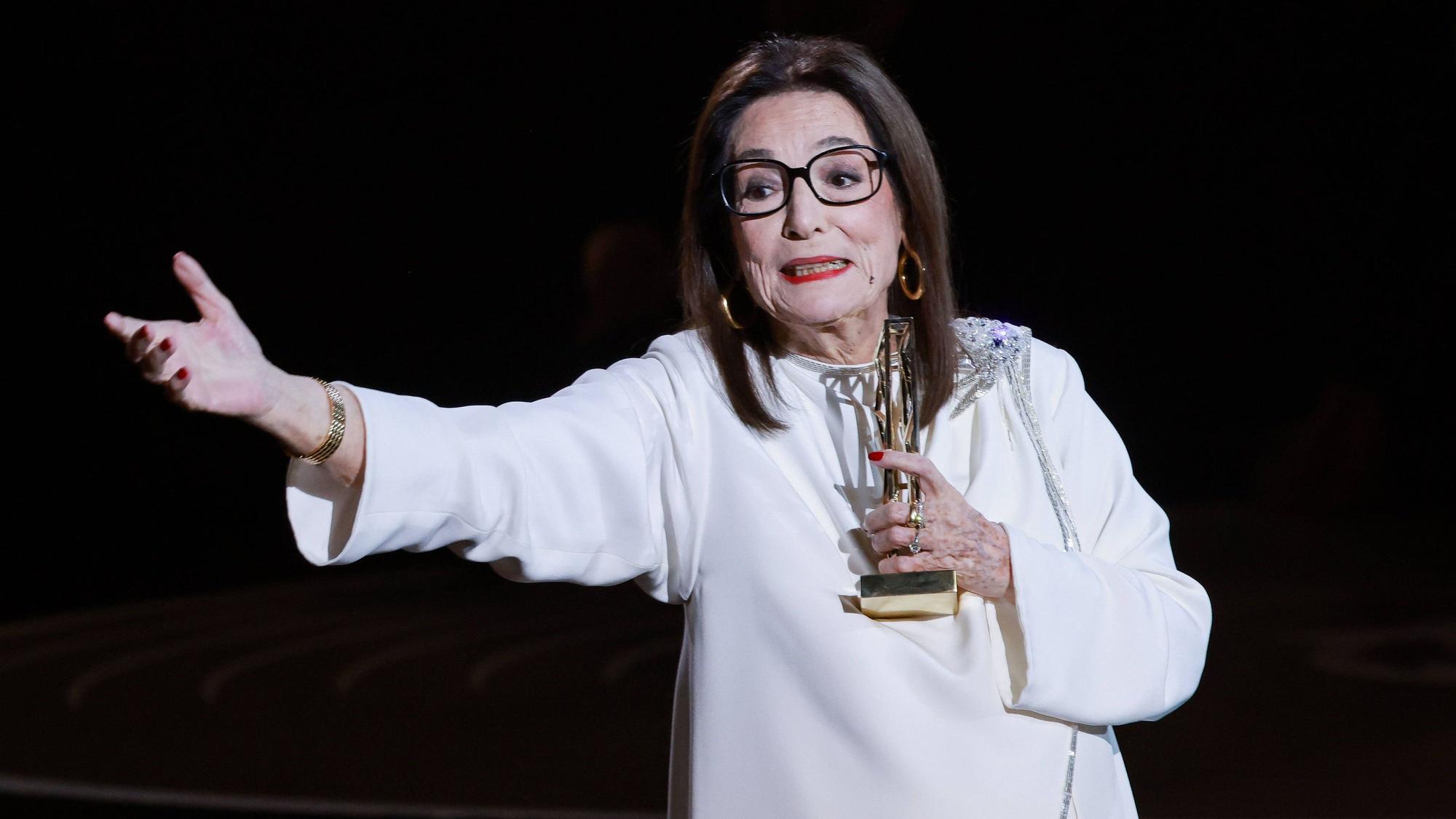 Nana Mouskouri freut sich über ihren Ehrenpreis.