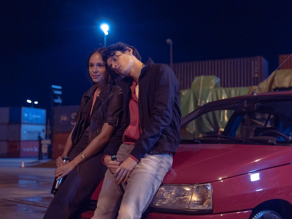 Charlotte (Zoe Fürmann) und Yussuf (Eren M. Güvercin) verstehen sich gut. (Bild: 2025 Discovery Communications Benelux B.V.)