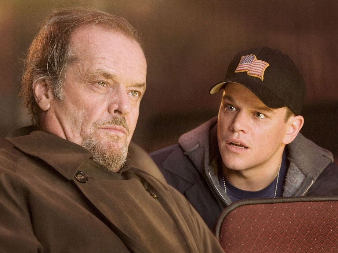 Frank Costello (Jack Nicholson, links) schleust Colin Sullivan (Matt Damon) bei der State Police ein, um an wichtige Informationen zu gelangen. (Bild: Warner Bros. Entertainment Inc.)
