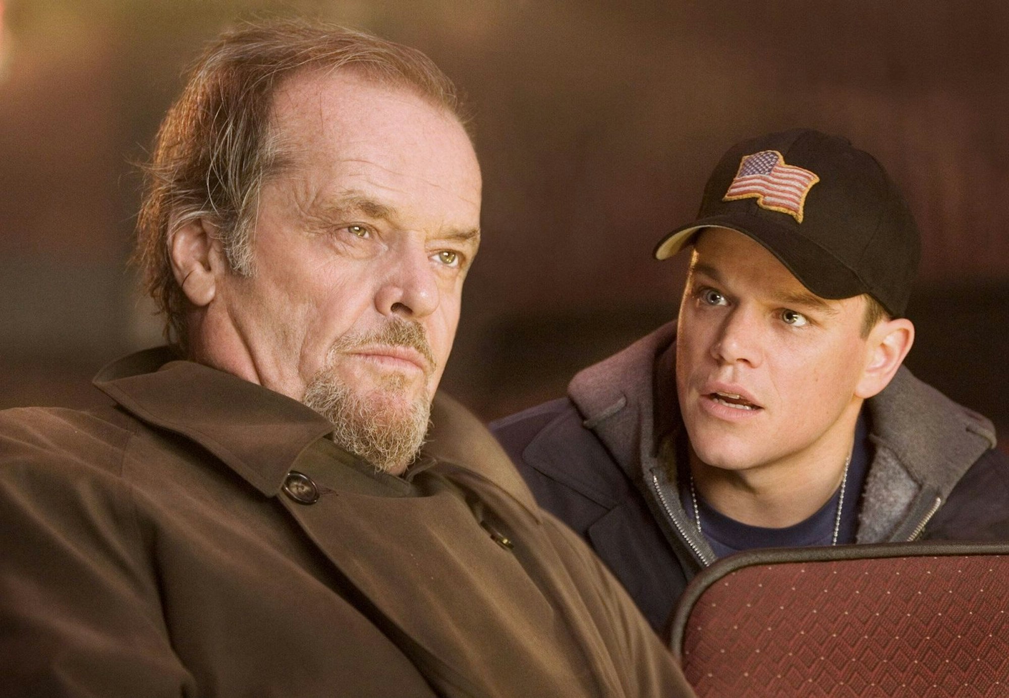Frank Costello (Jack Nicholson, links) schleust Colin Sullivan (Matt Damon) bei der State Police ein, um an wichtige Informationen zu gelangen. (Bild: Warner Bros. Entertainment Inc.)