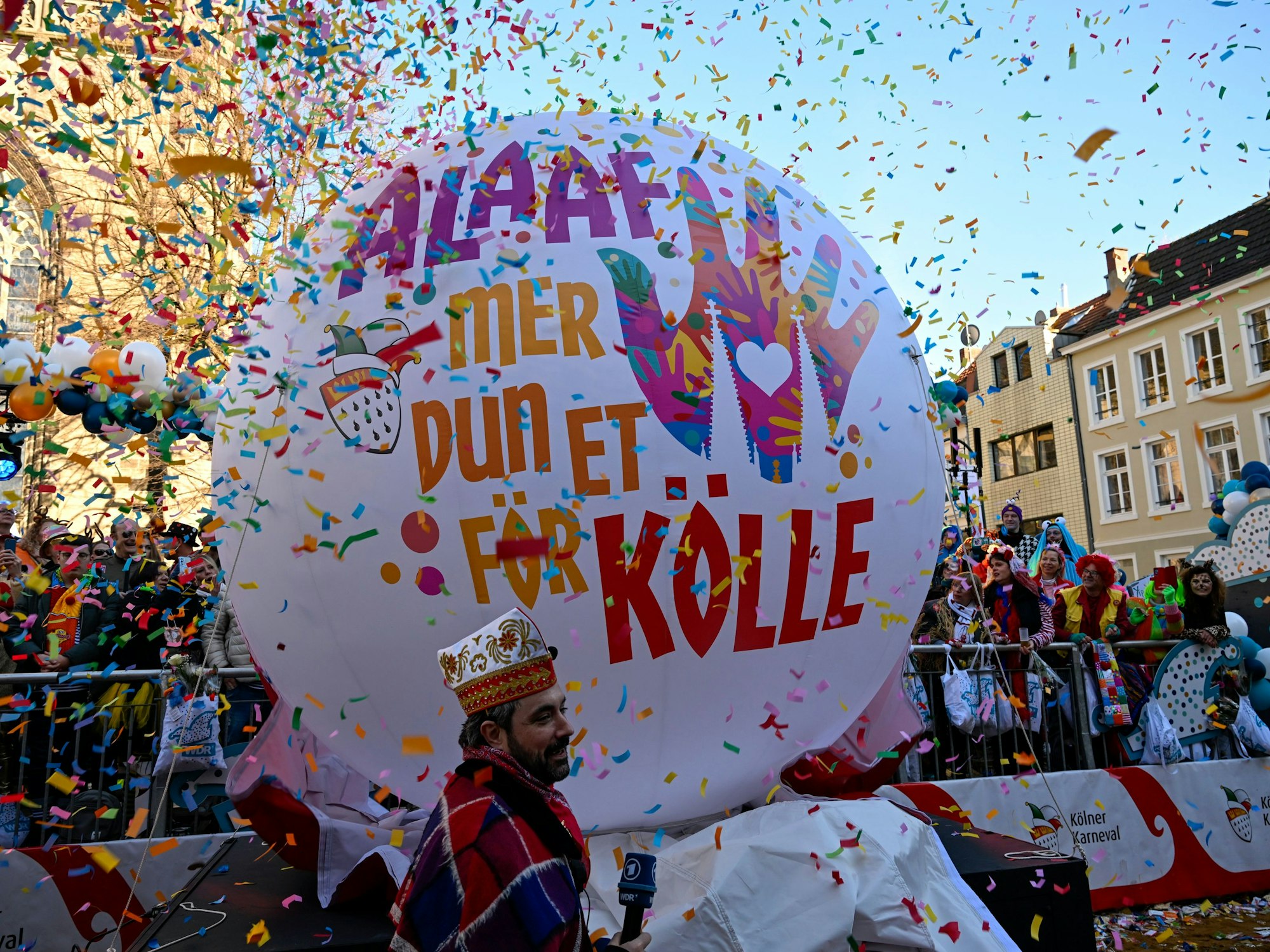 Das neue Motto ist ‚Alaaf, mer dun et för Kölle‘. Blick auf den Rosenmontagszug im vergangenen Jahr.