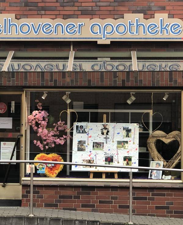 Ein Apotheken-Schaufenster in Dormagen mit Beileidsbekundungen.