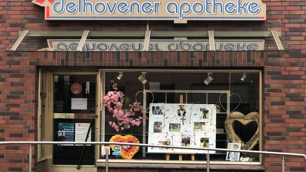 Ein Apotheken-Schaufenster in Dormagen mit Beileidsbekundungen.