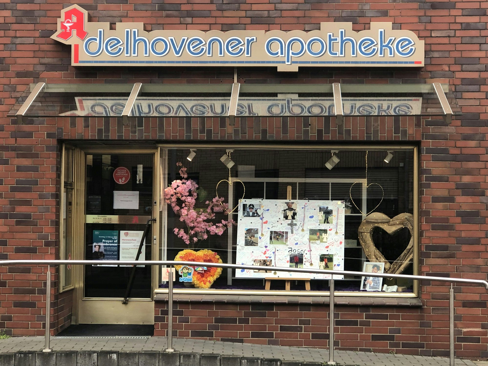 Ein Apotheken-Schaufenster in Dormagen mit Beileidsbekundungen.