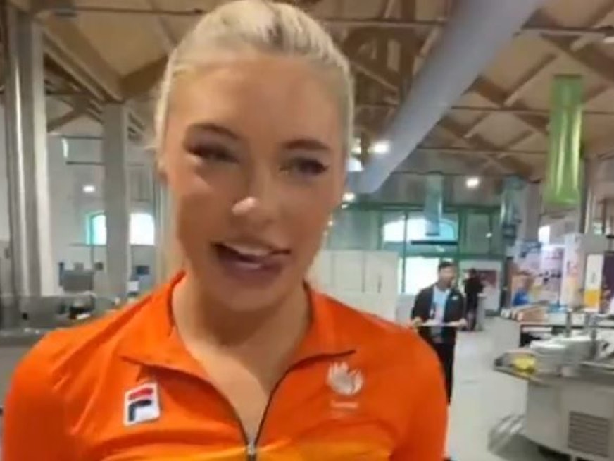 Jutta Leerdam leckt sich vor dem Essen mit der Zunge über die Lippen.