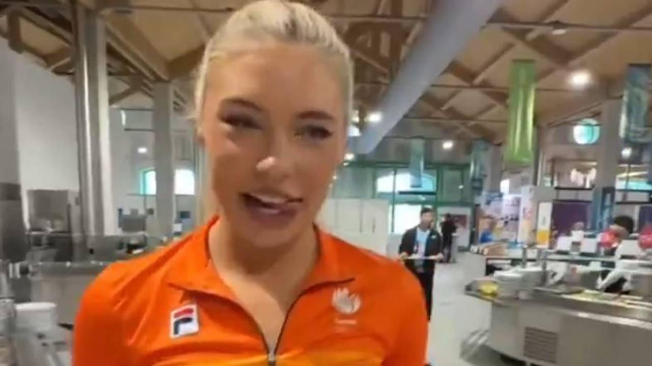 Jutta Leerdam leckt sich vor dem Essen mit der Zunge über die Lippen.
