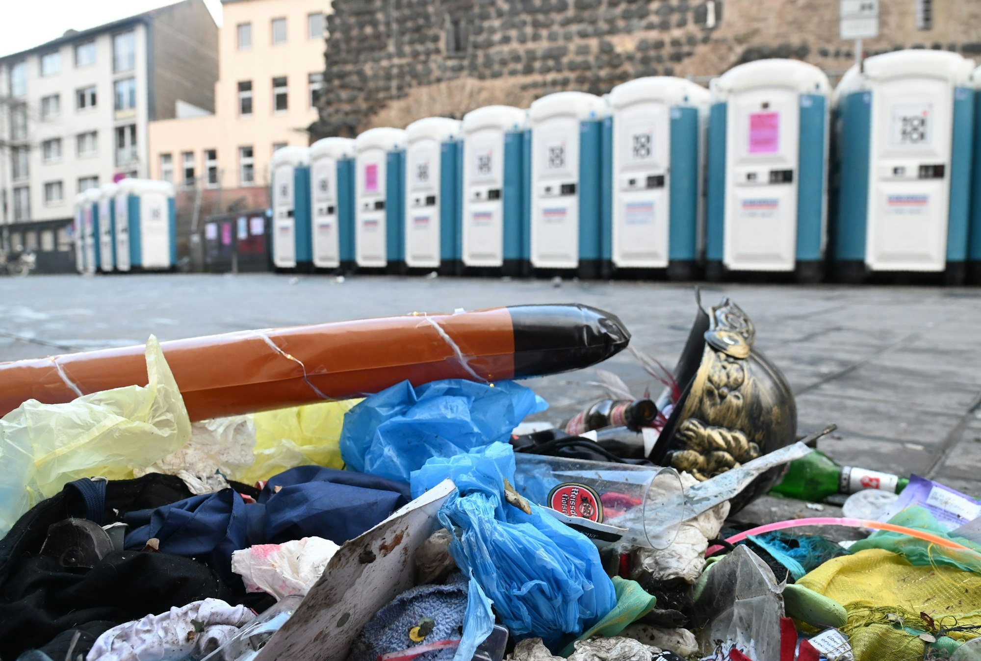 Blick auf die Klos am Chlodwigplatz am Tag nach Weiberfastnacht. Hier hatten Tausende den Auftakt des Straßenkarnevals gefeiert.