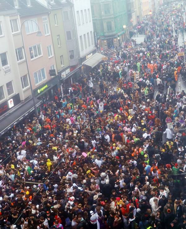 Weiberfastnacht 2026 auf der Zülpicher Straße in Köln: Menschenmengen feiern Karneval im dichten Gedränge.