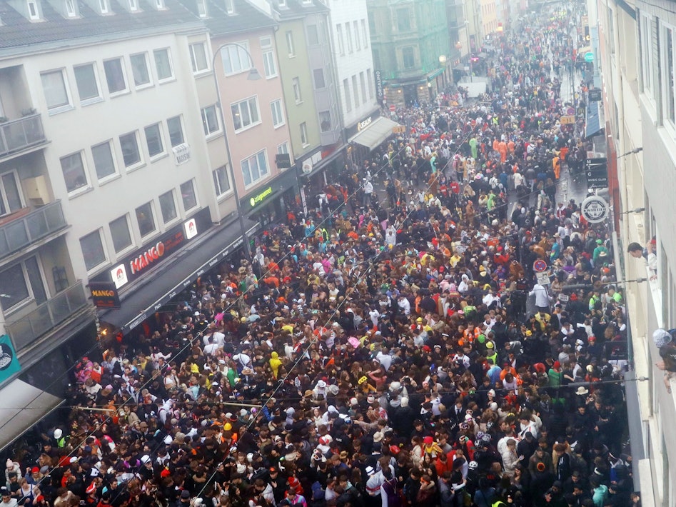 Weiberfastnacht 2026 auf der Zülpi: Nicht wenige Jecke besuchen nach den tollen Tagen die urologischen Praxen.