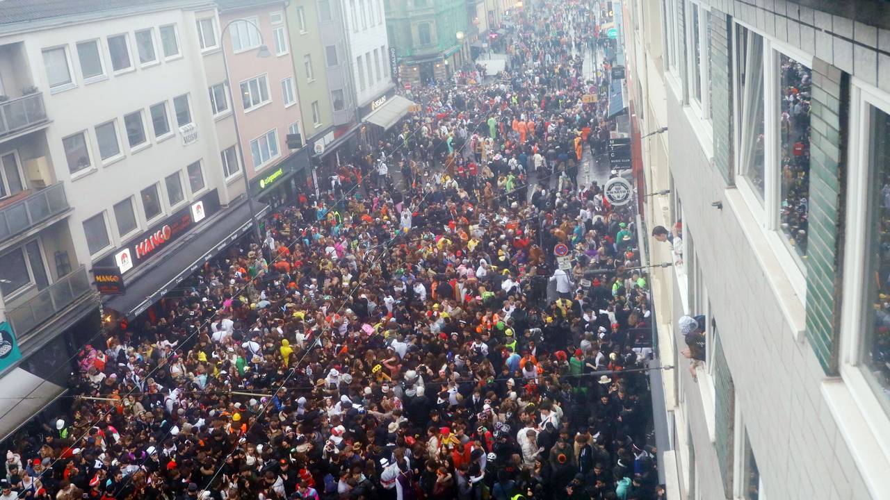 Weiberfastnacht 2026 auf der Zülpicher Straße in Köln: Menschenmengen feiern Karneval im dichten Gedränge.