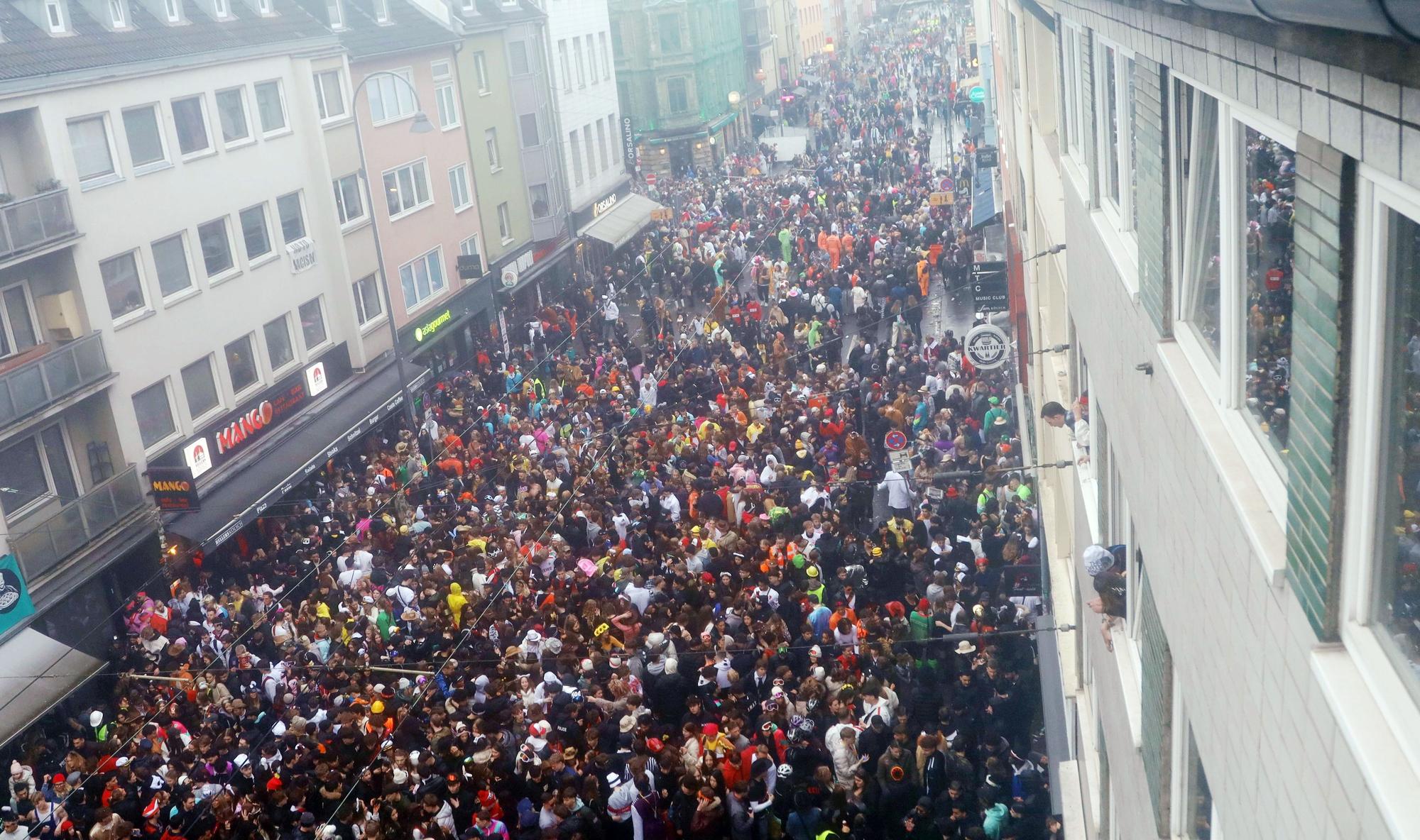 Weiberfastnacht 2026 auf der Zülpicher Straße in Köln: Menschenmengen feiern Karneval im dichten Gedränge.