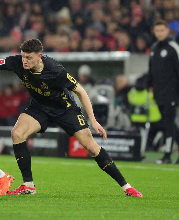 Jamie Leweling behauptet den Ball gegen Eric Martel.