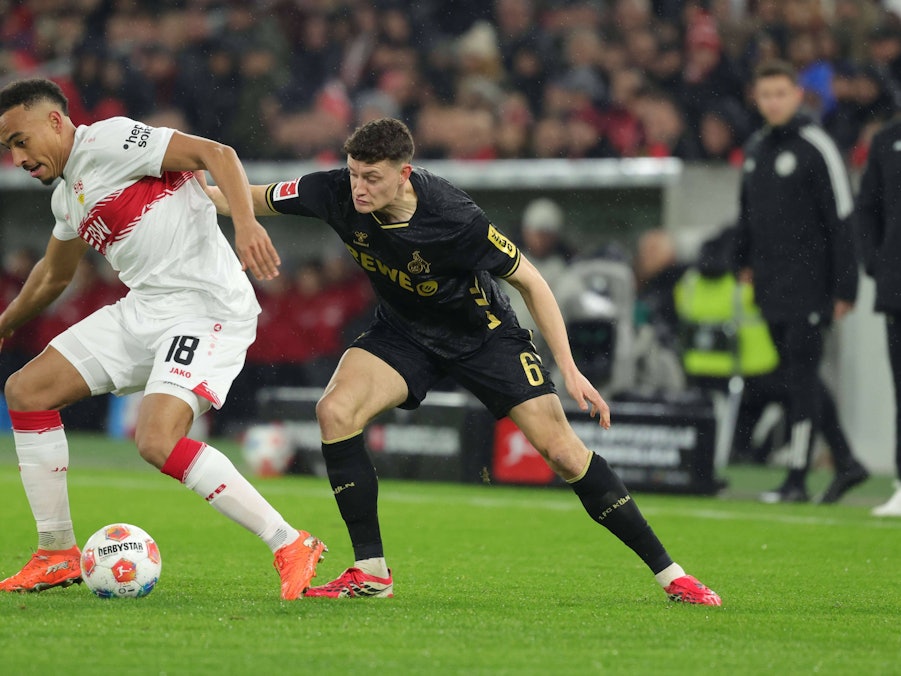 Jamie Leweling behauptet den Ball gegen Eric Martel.