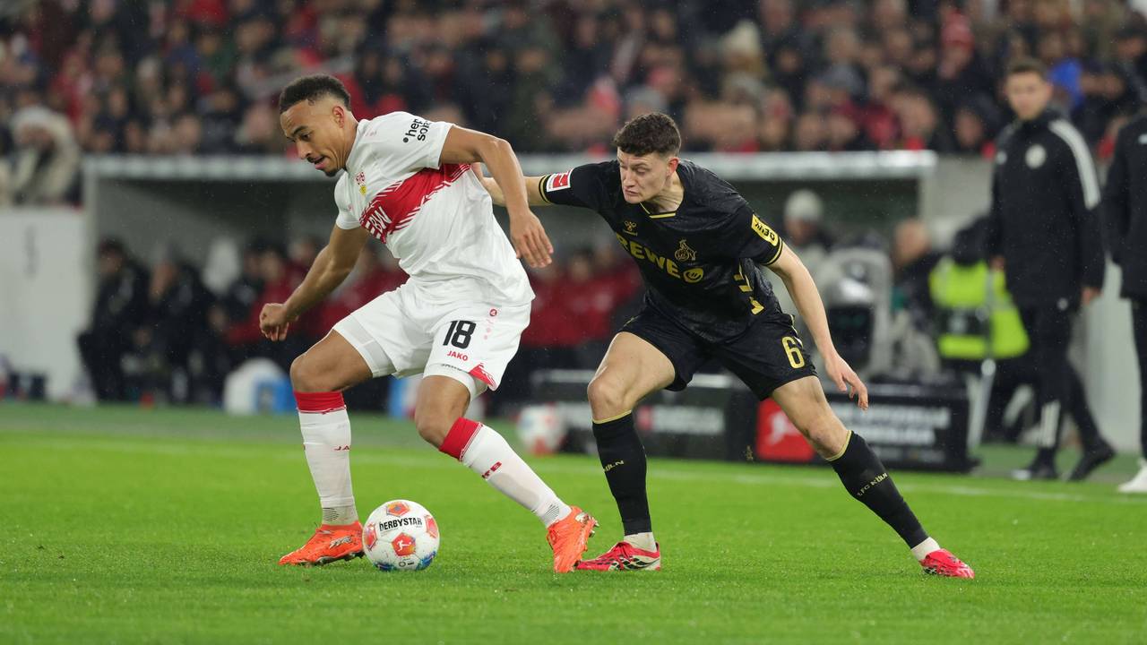 Jamie Leweling behauptet den Ball gegen Eric Martel.