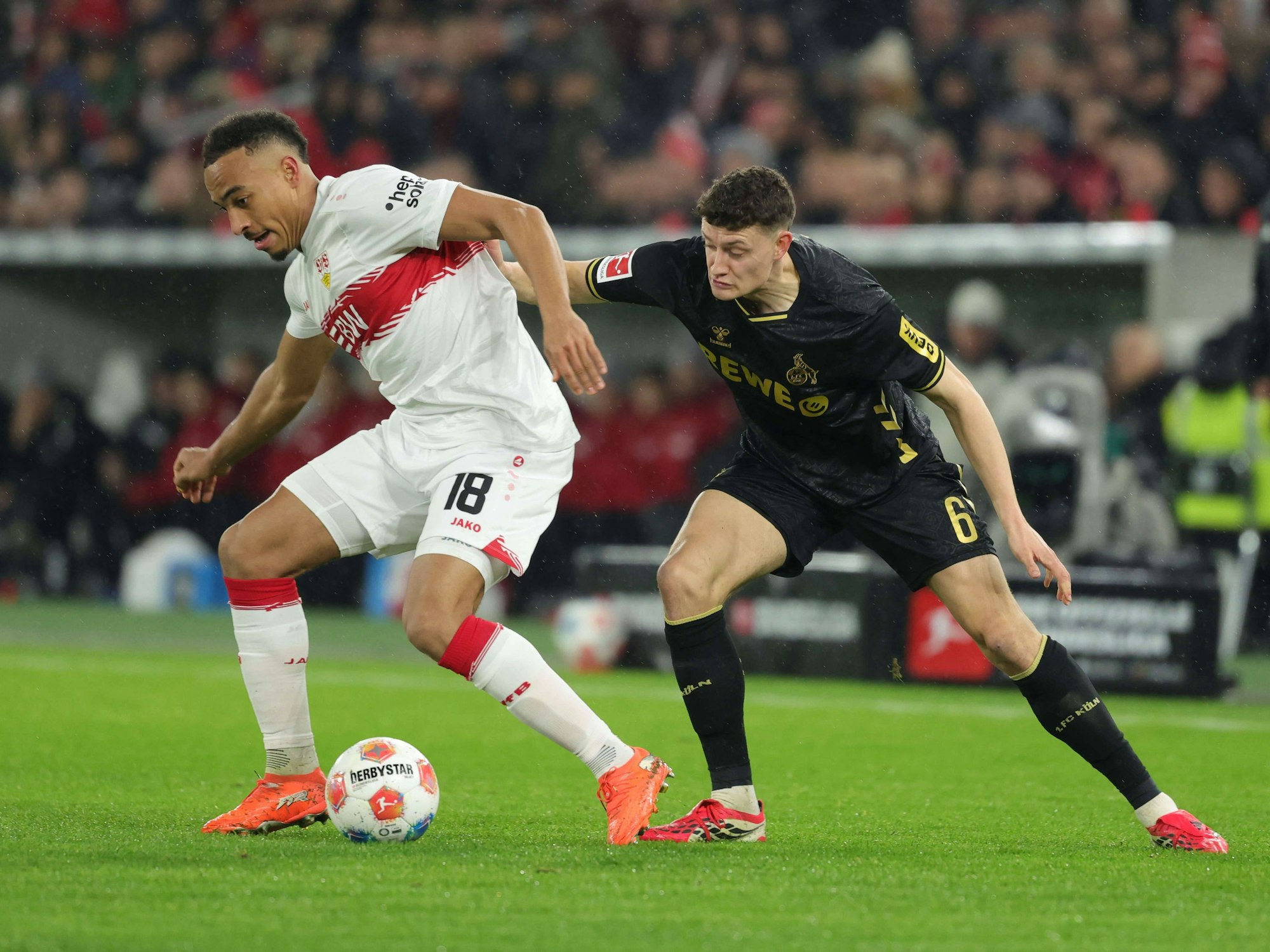 Jamie Leweling behauptet den Ball gegen Eric Martel.