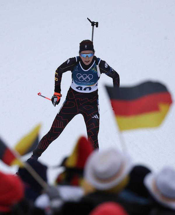 Franziska Preuß beim Biathlon auf der Strecke.