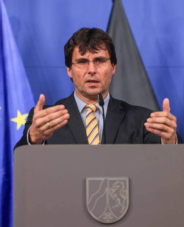 Marcus Optendrenk (CDU) spricht auf einer Pressekonferenz nach der Kabinettssitzung zum Haushaltsentwurf 2025 und zum Nachtragshaushalt.