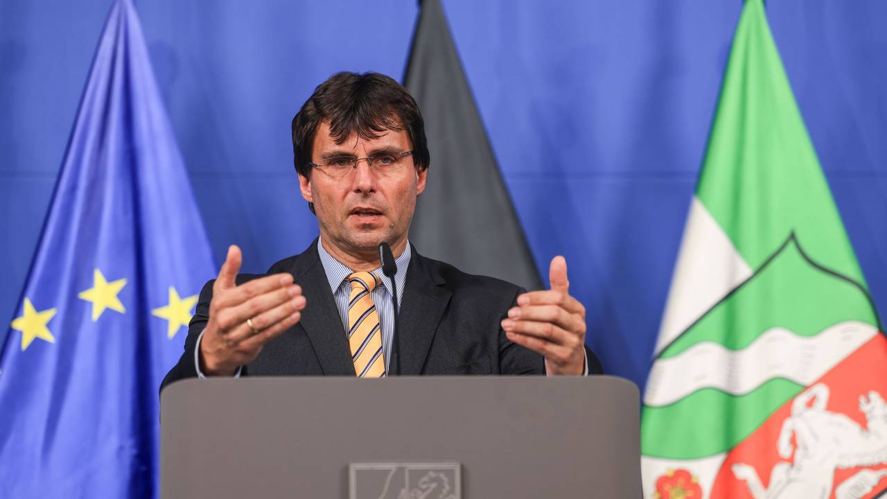 Marcus Optendrenk (CDU) spricht auf einer Pressekonferenz nach der Kabinettssitzung zum Haushaltsentwurf 2025 und zum Nachtragshaushalt.