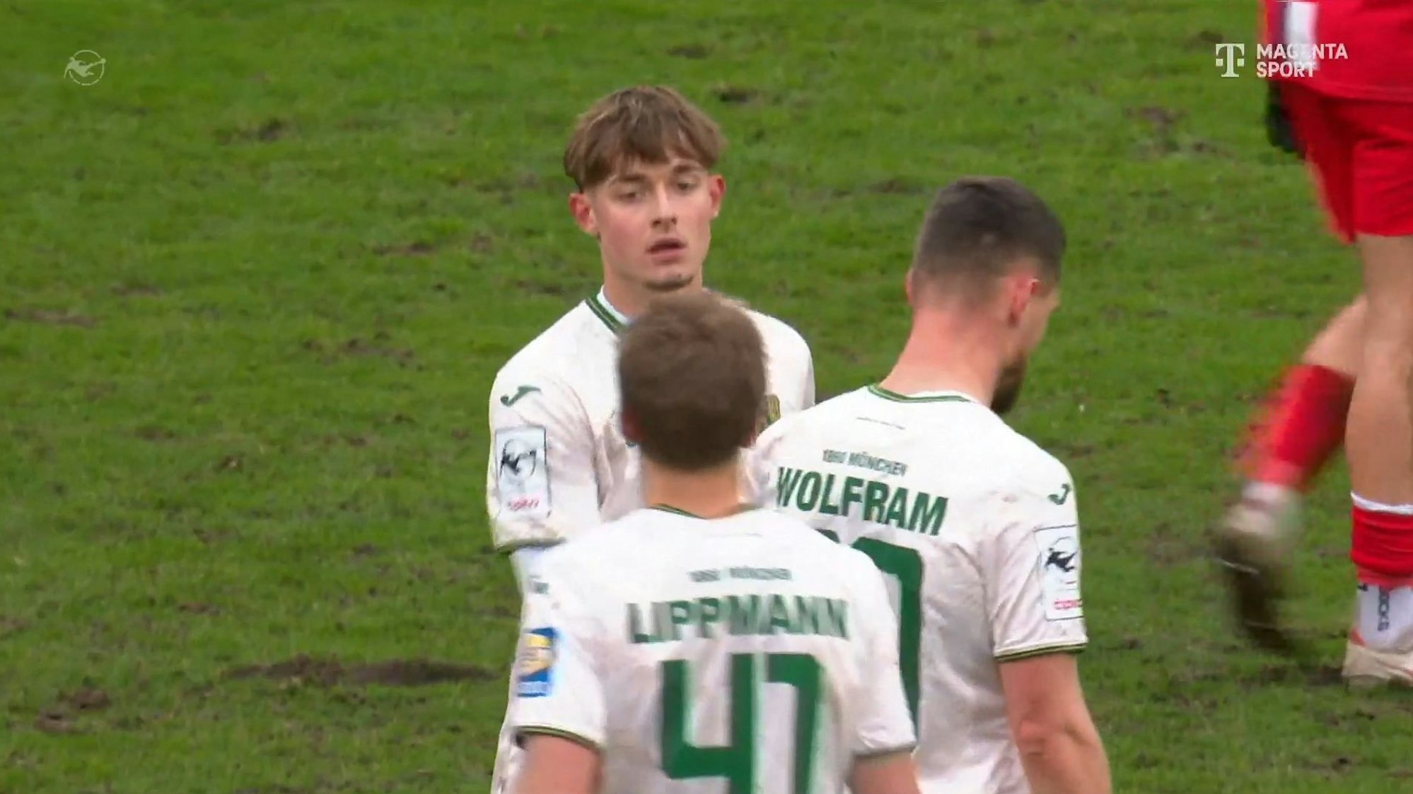 Noah Klose klatscht mit seinen Mitspielern von 1860 München ab.