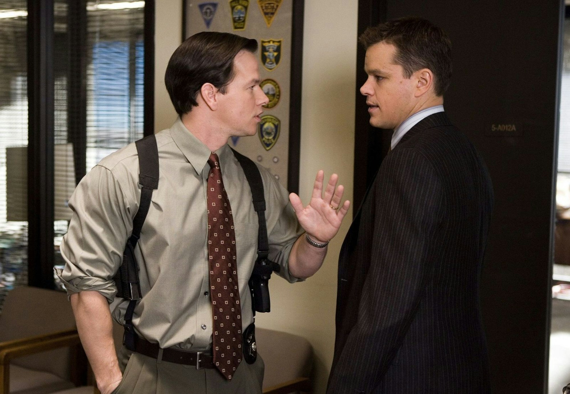 Sergeant Bryce Dignam (Mark Wahlberg, links) traut Kollege Sullivan (Matt Damon) nicht über den Weg. (Bild: Warner Bros. Entertainment Inc.)