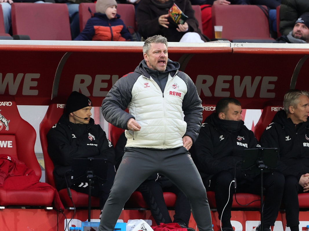 Lukas Kwasniok vor der Auswechselbank.