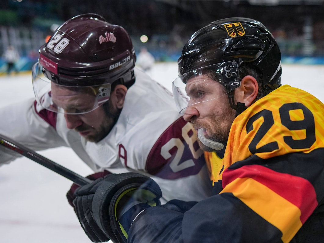 Leon Draisaitl im Zweikampf mit Zegmus Girgensons.
