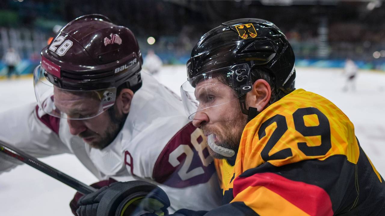 Leon Draisaitl im Zweikampf mit Zegmus Girgensons.