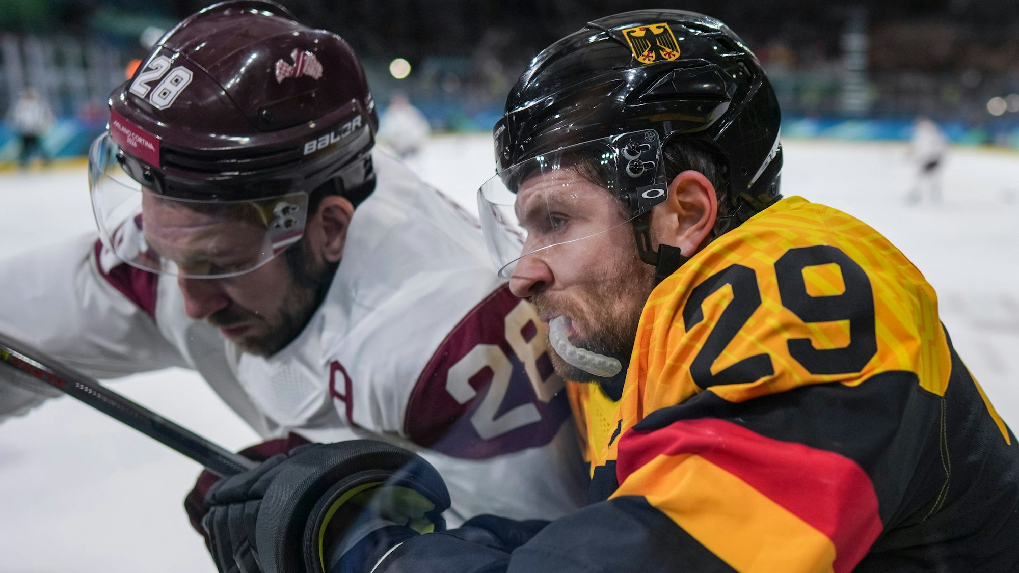 Leon Draisaitl im Zweikampf mit Zegmus Girgensons.