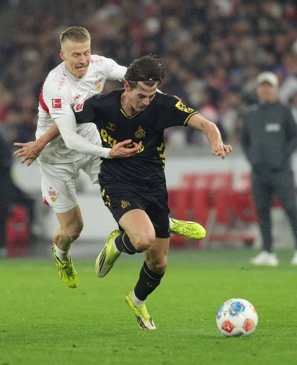 Stuttgarts Chris Führich bremst Kölns Jakub Kaminski aus.