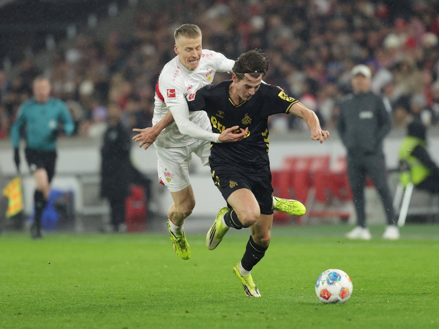 Stuttgarts Chris Führich bremst Kölns Jakub Kaminski aus.