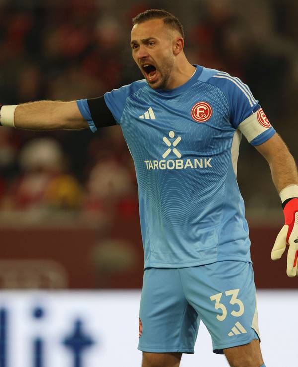 Torwart Florian Kastenmeier Fortuna Düsseldorf gestikuliert.