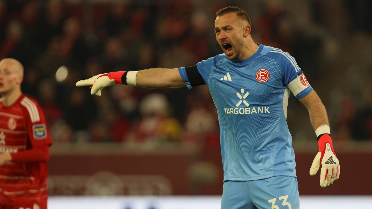 Torwart Florian Kastenmeier Fortuna Düsseldorf gestikuliert.