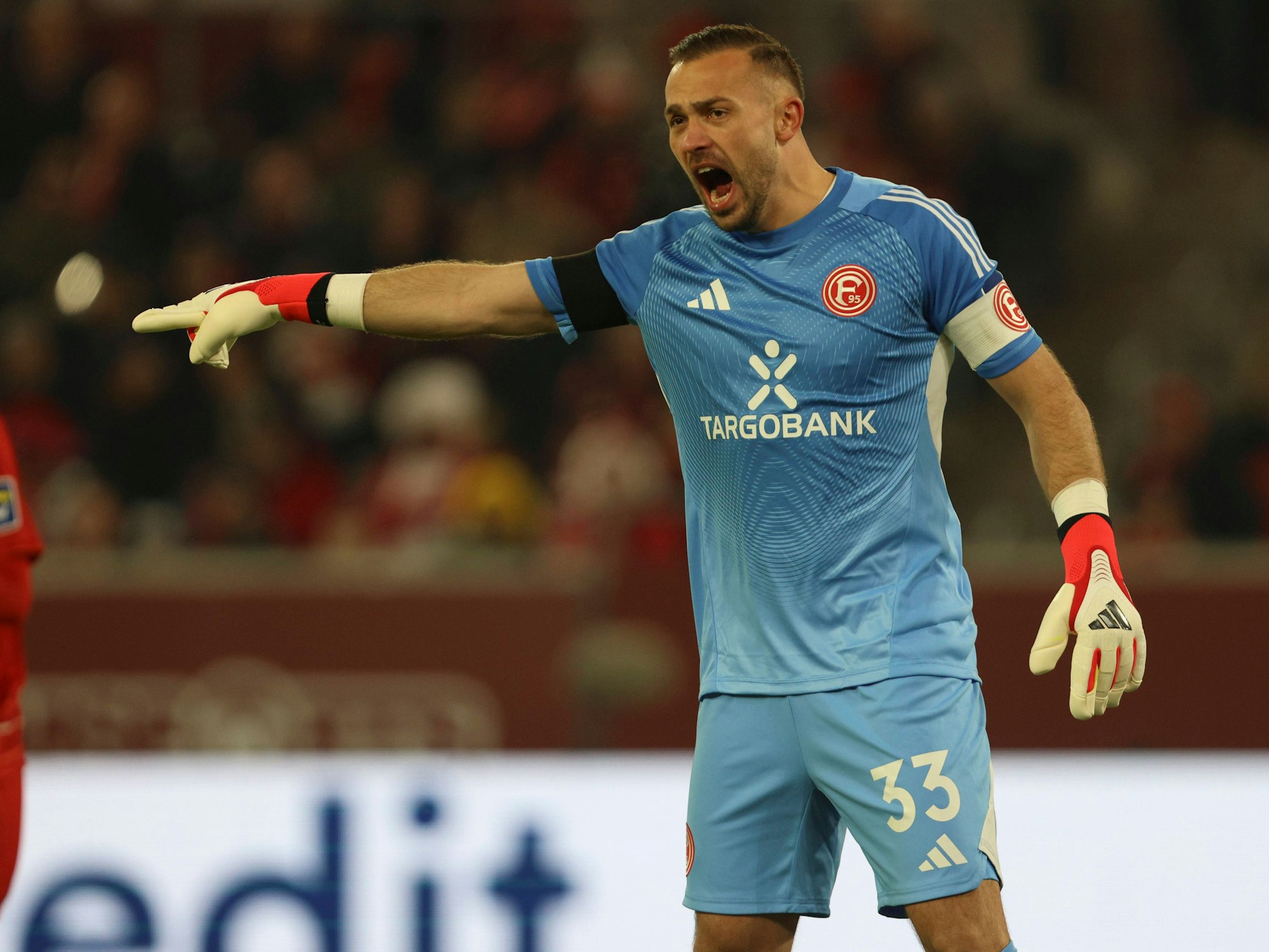 Torwart Florian Kastenmeier Fortuna Düsseldorf gestikuliert.