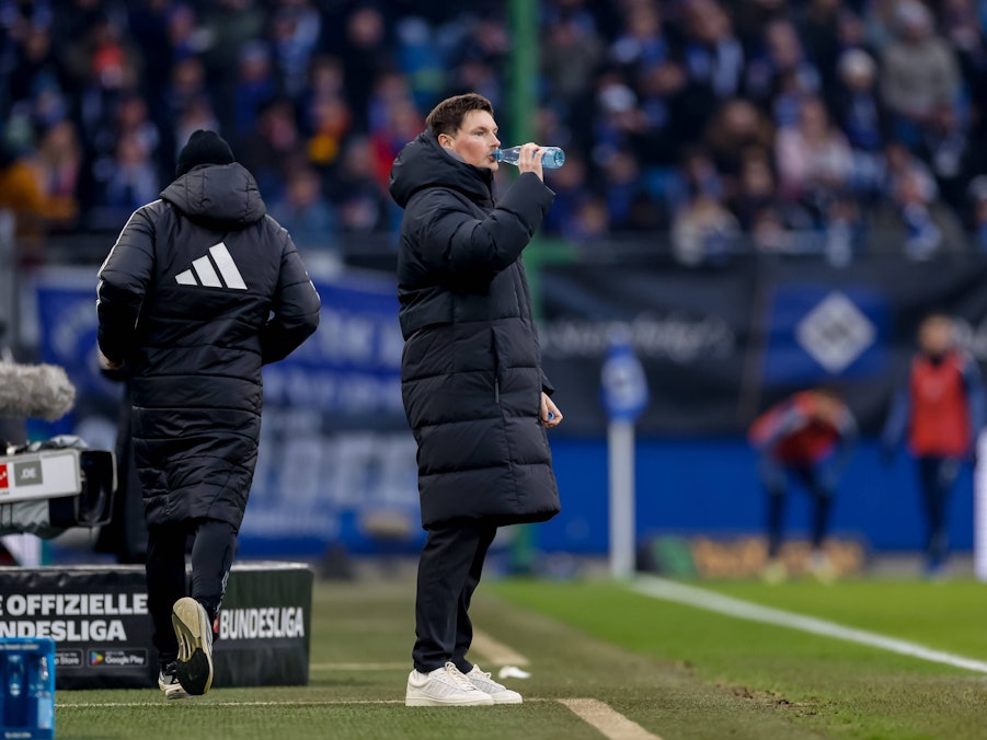 Merlin Polzin trinkt am Spielfeldrand aus einer Wasserflasche.