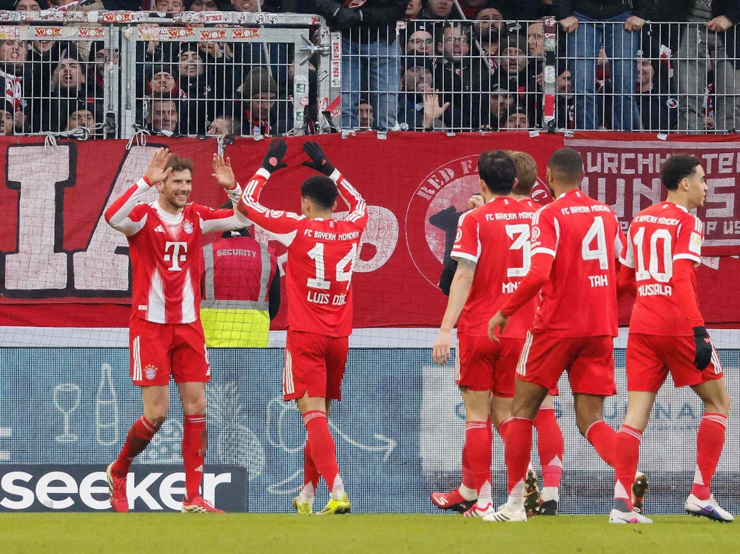 Die Spieler des FC Bayern jubeln über ein Tor bei Werder Bremen.